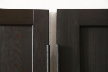 格子帯戸3枚をリペア&カスタム!ご希望に合わせてリサイズし、収納用の開き戸として加工。既存引手は埋め木処理し、ガラスは当店オリジナルの麻の葉紋様ガラスへ交換。剥離処理は行わず色味は当店商品を参考に着色。(板戸、建具、引き戸)