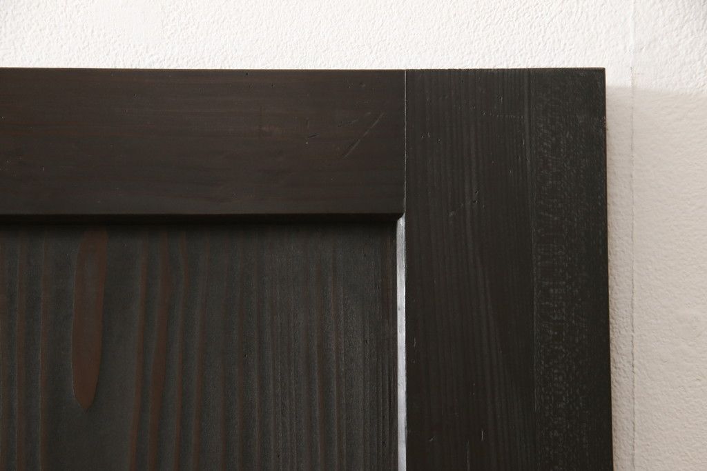 格子帯戸3枚をリペア&カスタム!ご希望に合わせてリサイズし、収納用の開き戸として加工。既存引手は埋め木処理し、ガラスは当店オリジナルの麻の葉紋様ガラスへ交換。剥離処理は行わず色味は当店商品を参考に着色。(板戸、建具、引き戸)