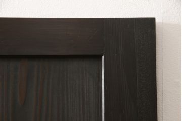 格子帯戸3枚をリペア&カスタム!ご希望に合わせてリサイズし、収納用の開き戸として加工。既存引手は埋め木処理し、ガラスは当店オリジナルの麻の葉紋様ガラスへ交換。剥離処理は行わず色味は当店商品を参考に着色。(板戸、建具、引き戸)