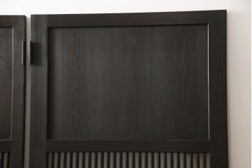 格子帯戸3枚をリペア&カスタム!ご希望に合わせてリサイズし、収納用の開き戸として加工。既存引手は埋め木処理し、ガラスは当店オリジナルの麻の葉紋様ガラスへ交換。剥離処理は行わず色味は当店商品を参考に着色。(板戸、建具、引き戸)