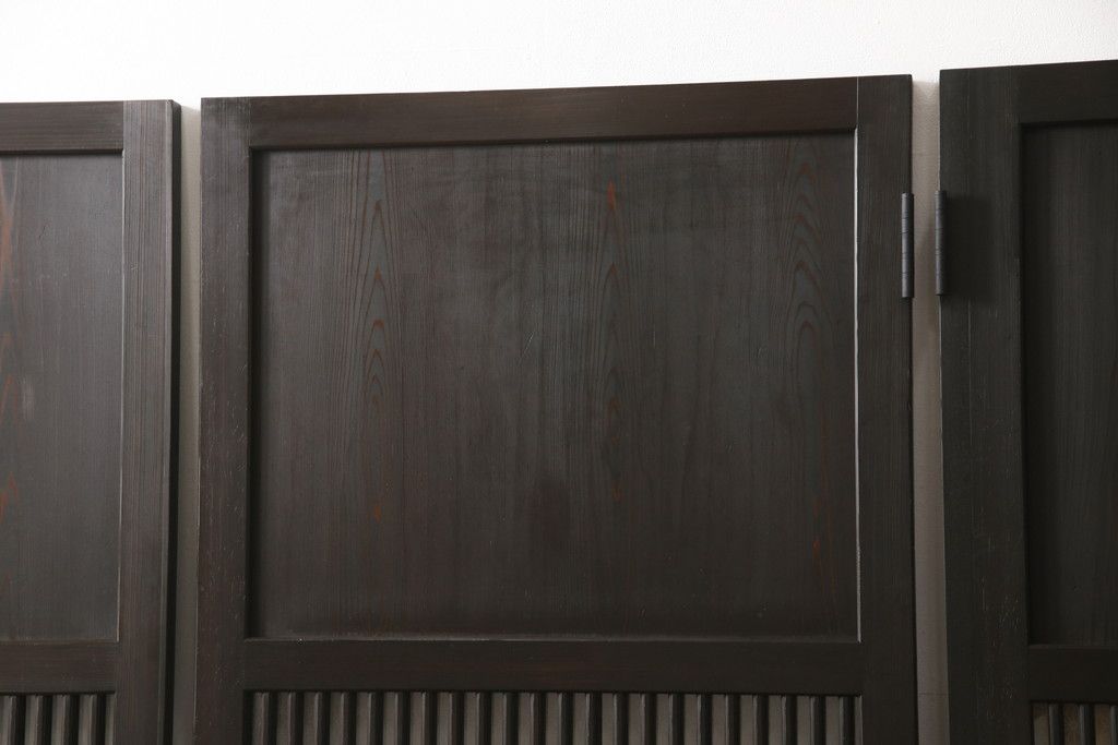 格子帯戸3枚をリペア&カスタム!ご希望に合わせてリサイズし、収納用の開き戸として加工。既存引手は埋め木処理し、ガラスは当店オリジナルの麻の葉紋様ガラスへ交換。剥離処理は行わず色味は当店商品を参考に着色。(板戸、建具、引き戸)