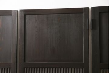 格子帯戸3枚をリペア&カスタム!ご希望に合わせてリサイズし、収納用の開き戸として加工。既存引手は埋め木処理し、ガラスは当店オリジナルの麻の葉紋様ガラスへ交換。剥離処理は行わず色味は当店商品を参考に着色。(板戸、建具、引き戸)