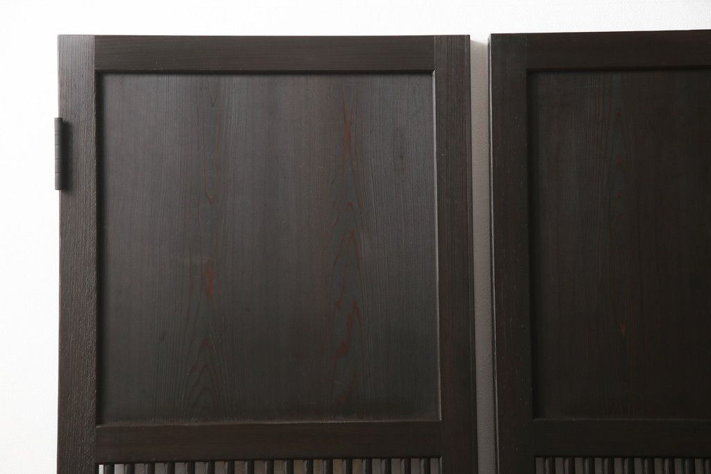 格子帯戸3枚をリペア&カスタム!ご希望に合わせてリサイズし、収納用の開き戸として加工。既存引手は埋め木処理し、ガラスは当店オリジナルの麻の葉紋様ガラスへ交換。剥離処理は行わず色味は当店商品を参考に着色。(板戸、建具、引き戸)