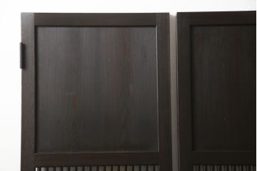 格子帯戸3枚をリペア&カスタム!ご希望に合わせてリサイズし、収納用の開き戸として加工。既存引手は埋め木処理し、ガラスは当店オリジナルの麻の葉紋様ガラスへ交換。剥離処理は行わず色味は当店商品を参考に着色。(板戸、建具、引き戸)