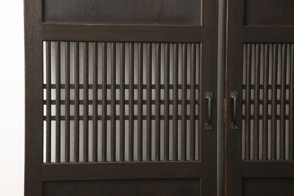 格子帯戸3枚をリペア&カスタム!ご希望に合わせてリサイズし、収納用の開き戸として加工。既存引手は埋め木処理し、ガラスは当店オリジナルの麻の葉紋様ガラスへ交換。剥離処理は行わず色味は当店商品を参考に着色。(板戸、建具、引き戸)