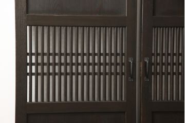 格子帯戸3枚をリペア&カスタム!ご希望に合わせてリサイズし、収納用の開き戸として加工。既存引手は埋め木処理し、ガラスは当店オリジナルの麻の葉紋様ガラスへ交換。剥離処理は行わず色味は当店商品を参考に着色。(板戸、建具、引き戸)