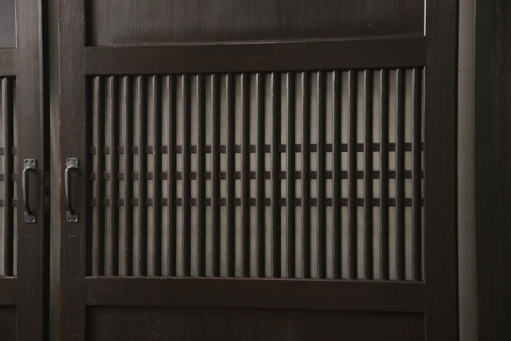 格子帯戸3枚をリペア&カスタム!ご希望に合わせてリサイズし、収納用の開き戸として加工。既存引手は埋め木処理し、ガラスは当店オリジナルの麻の葉紋様ガラスへ交換。剥離処理は行わず色味は当店商品を参考に着色。(板戸、建具、引き戸)