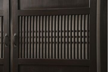 格子帯戸3枚をリペア&カスタム!ご希望に合わせてリサイズし、収納用の開き戸として加工。既存引手は埋め木処理し、ガラスは当店オリジナルの麻の葉紋様ガラスへ交換。剥離処理は行わず色味は当店商品を参考に着色。(板戸、建具、引き戸)