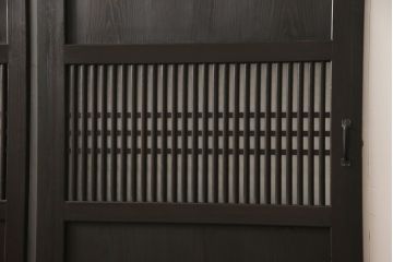 格子帯戸3枚をリペア&カスタム!ご希望に合わせてリサイズし、収納用の開き戸として加工。既存引手は埋め木処理し、ガラスは当店オリジナルの麻の葉紋様ガラスへ交換。剥離処理は行わず色味は当店商品を参考に着色。(板戸、建具、引き戸)