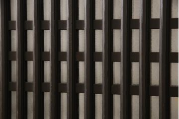 格子帯戸3枚をリペア&カスタム!ご希望に合わせてリサイズし、収納用の開き戸として加工。既存引手は埋め木処理し、ガラスは当店オリジナルの麻の葉紋様ガラスへ交換。剥離処理は行わず色味は当店商品を参考に着色。(板戸、建具、引き戸)