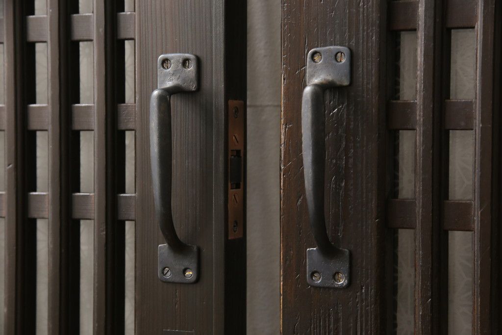 格子帯戸3枚をリペア&カスタム!ご希望に合わせてリサイズし、収納用の開き戸として加工。既存引手は埋め木処理し、ガラスは当店オリジナルの麻の葉紋様ガラスへ交換。剥離処理は行わず色味は当店商品を参考に着色。(板戸、建具、引き戸)