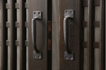 格子帯戸3枚をリペア&カスタム!ご希望に合わせてリサイズし、収納用の開き戸として加工。既存引手は埋め木処理し、ガラスは当店オリジナルの麻の葉紋様ガラスへ交換。剥離処理は行わず色味は当店商品を参考に着色。(板戸、建具、引き戸)