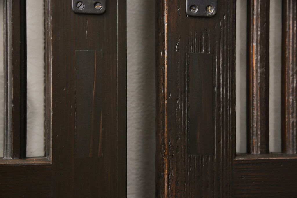 格子帯戸3枚をリペア&カスタム!ご希望に合わせてリサイズし、収納用の開き戸として加工。既存引手は埋め木処理し、ガラスは当店オリジナルの麻の葉紋様ガラスへ交換。剥離処理は行わず色味は当店商品を参考に着色。(板戸、建具、引き戸)