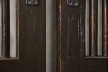 格子帯戸3枚をリペア&カスタム!ご希望に合わせてリサイズし、収納用の開き戸として加工。既存引手は埋め木処理し、ガラスは当店オリジナルの麻の葉紋様ガラスへ交換。剥離処理は行わず色味は当店商品を参考に着色。(板戸、建具、引き戸)