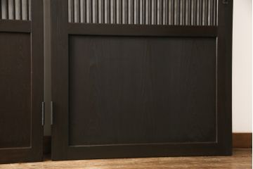 格子帯戸3枚をリペア&カスタム!ご希望に合わせてリサイズし、収納用の開き戸として加工。既存引手は埋め木処理し、ガラスは当店オリジナルの麻の葉紋様ガラスへ交換。剥離処理は行わず色味は当店商品を参考に着色。(板戸、建具、引き戸)