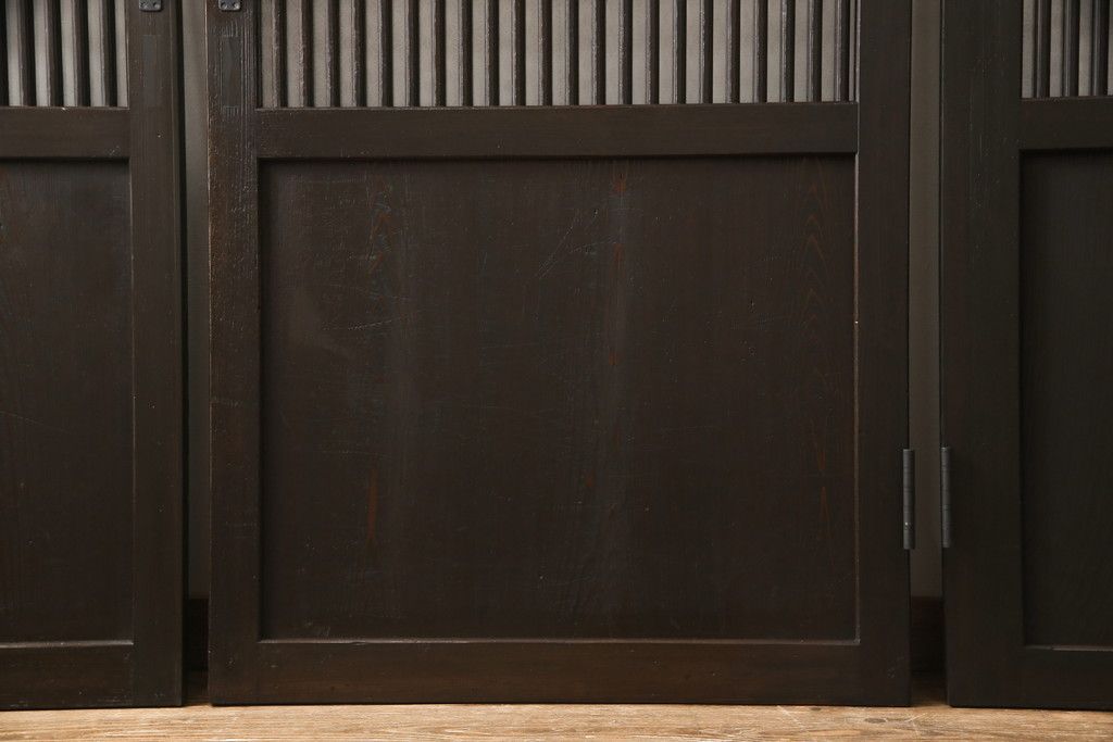 格子帯戸3枚をリペア&カスタム!ご希望に合わせてリサイズし、収納用の開き戸として加工。既存引手は埋め木処理し、ガラスは当店オリジナルの麻の葉紋様ガラスへ交換。剥離処理は行わず色味は当店商品を参考に着色。(板戸、建具、引き戸)