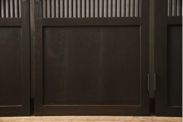 格子帯戸3枚をリペア&カスタム!ご希望に合わせてリサイズし、収納用の開き戸として加工。既存引手は埋め木処理し、ガラスは当店オリジナルの麻の葉紋様ガラスへ交換。剥離処理は行わず色味は当店商品を参考に着色。(板戸、建具、引き戸)