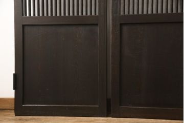 格子帯戸3枚をリペア&カスタム!ご希望に合わせてリサイズし、収納用の開き戸として加工。既存引手は埋め木処理し、ガラスは当店オリジナルの麻の葉紋様ガラスへ交換。剥離処理は行わず色味は当店商品を参考に着色。(板戸、建具、引き戸)