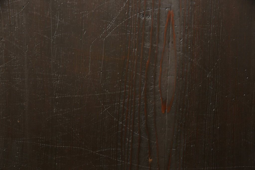 格子帯戸3枚をリペア&カスタム!ご希望に合わせてリサイズし、収納用の開き戸として加工。既存引手は埋め木処理し、ガラスは当店オリジナルの麻の葉紋様ガラスへ交換。剥離処理は行わず色味は当店商品を参考に着色。(板戸、建具、引き戸)