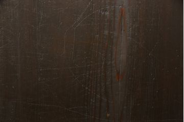 格子帯戸3枚をリペア&カスタム!ご希望に合わせてリサイズし、収納用の開き戸として加工。既存引手は埋め木処理し、ガラスは当店オリジナルの麻の葉紋様ガラスへ交換。剥離処理は行わず色味は当店商品を参考に着色。(板戸、建具、引き戸)