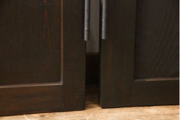 格子帯戸3枚をリペア&カスタム!ご希望に合わせてリサイズし、収納用の開き戸として加工。既存引手は埋め木処理し、ガラスは当店オリジナルの麻の葉紋様ガラスへ交換。剥離処理は行わず色味は当店商品を参考に着色。(板戸、建具、引き戸)