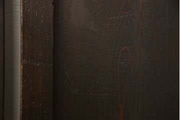 格子帯戸3枚をリペア&カスタム!ご希望に合わせてリサイズし、収納用の開き戸として加工。既存引手は埋め木処理し、ガラスは当店オリジナルの麻の葉紋様ガラスへ交換。剥離処理は行わず色味は当店商品を参考に着色。(板戸、建具、引き戸)