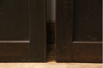 格子帯戸3枚をリペア&カスタム!ご希望に合わせてリサイズし、収納用の開き戸として加工。既存引手は埋め木処理し、ガラスは当店オリジナルの麻の葉紋様ガラスへ交換。剥離処理は行わず色味は当店商品を参考に着色。(板戸、建具、引き戸)