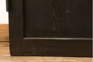 格子帯戸3枚をリペア&カスタム!ご希望に合わせてリサイズし、収納用の開き戸として加工。既存引手は埋め木処理し、ガラスは当店オリジナルの麻の葉紋様ガラスへ交換。剥離処理は行わず色味は当店商品を参考に着色。(板戸、建具、引き戸)