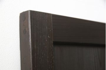 格子帯戸3枚をリペア&カスタム!ご希望に合わせてリサイズし、収納用の開き戸として加工。既存引手は埋め木処理し、ガラスは当店オリジナルの麻の葉紋様ガラスへ交換。剥離処理は行わず色味は当店商品を参考に着色。(板戸、建具、引き戸)