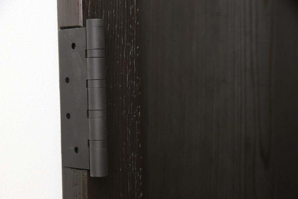 格子帯戸3枚をリペア&カスタム!ご希望に合わせてリサイズし、収納用の開き戸として加工。既存引手は埋め木処理し、ガラスは当店オリジナルの麻の葉紋様ガラスへ交換。剥離処理は行わず色味は当店商品を参考に着色。(板戸、建具、引き戸)