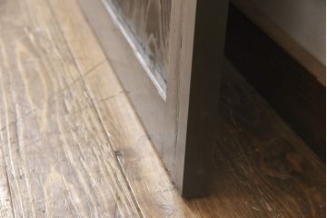 格子帯戸3枚をリペア&カスタム!ご希望に合わせてリサイズし、収納用の開き戸として加工。既存引手は埋め木処理し、ガラスは当店オリジナルの麻の葉紋様ガラスへ交換。剥離処理は行わず色味は当店商品を参考に着色。(板戸、建具、引き戸)