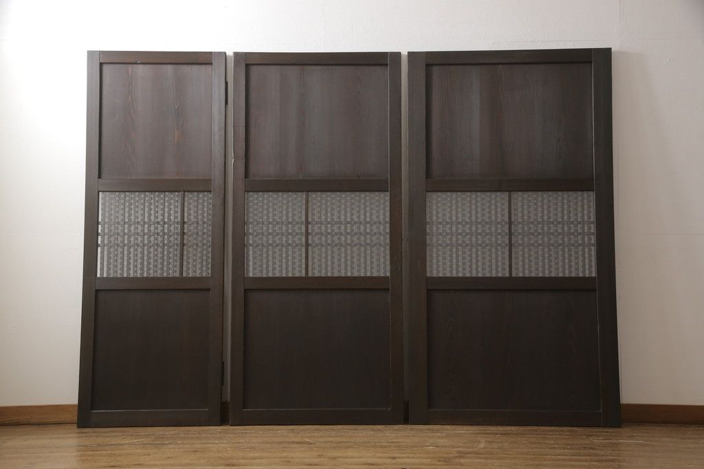 格子帯戸3枚をリペア&カスタム!ご希望に合わせてリサイズし、収納用の開き戸として加工。既存引手は埋め木処理し、ガラスは当店オリジナルの麻の葉紋様ガラスへ交換。剥離処理は行わず色味は当店商品を参考に着色。(板戸、建具、引き戸)