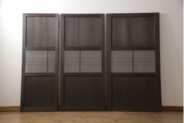 格子帯戸3枚をリペア&カスタム!ご希望に合わせてリサイズし、収納用の開き戸として加工。既存引手は埋め木処理し、ガラスは当店オリジナルの麻の葉紋様ガラスへ交換。剥離処理は行わず色味は当店商品を参考に着色。(板戸、建具、引き戸)