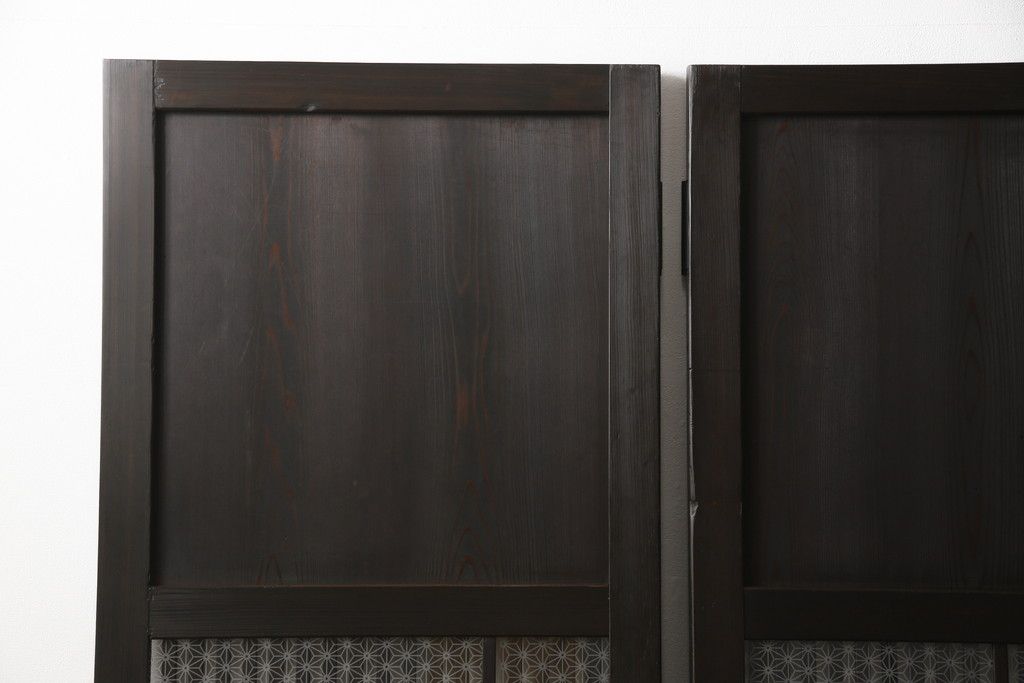 格子帯戸3枚をリペア&カスタム!ご希望に合わせてリサイズし、収納用の開き戸として加工。既存引手は埋め木処理し、ガラスは当店オリジナルの麻の葉紋様ガラスへ交換。剥離処理は行わず色味は当店商品を参考に着色。(板戸、建具、引き戸)