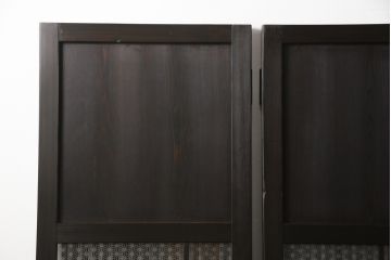 格子帯戸3枚をリペア&カスタム!ご希望に合わせてリサイズし、収納用の開き戸として加工。既存引手は埋め木処理し、ガラスは当店オリジナルの麻の葉紋様ガラスへ交換。剥離処理は行わず色味は当店商品を参考に着色。(板戸、建具、引き戸)