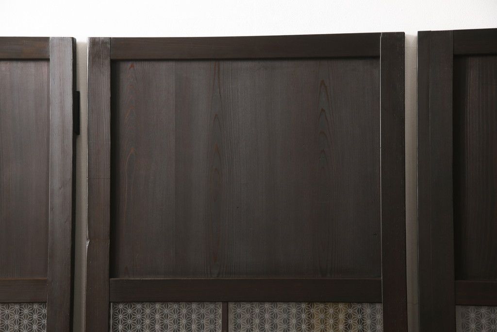 格子帯戸3枚をリペア&カスタム!ご希望に合わせてリサイズし、収納用の開き戸として加工。既存引手は埋め木処理し、ガラスは当店オリジナルの麻の葉紋様ガラスへ交換。剥離処理は行わず色味は当店商品を参考に着色。(板戸、建具、引き戸)