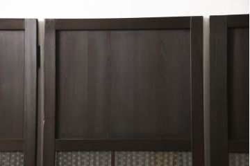 格子帯戸3枚をリペア&カスタム!ご希望に合わせてリサイズし、収納用の開き戸として加工。既存引手は埋め木処理し、ガラスは当店オリジナルの麻の葉紋様ガラスへ交換。剥離処理は行わず色味は当店商品を参考に着色。(板戸、建具、引き戸)