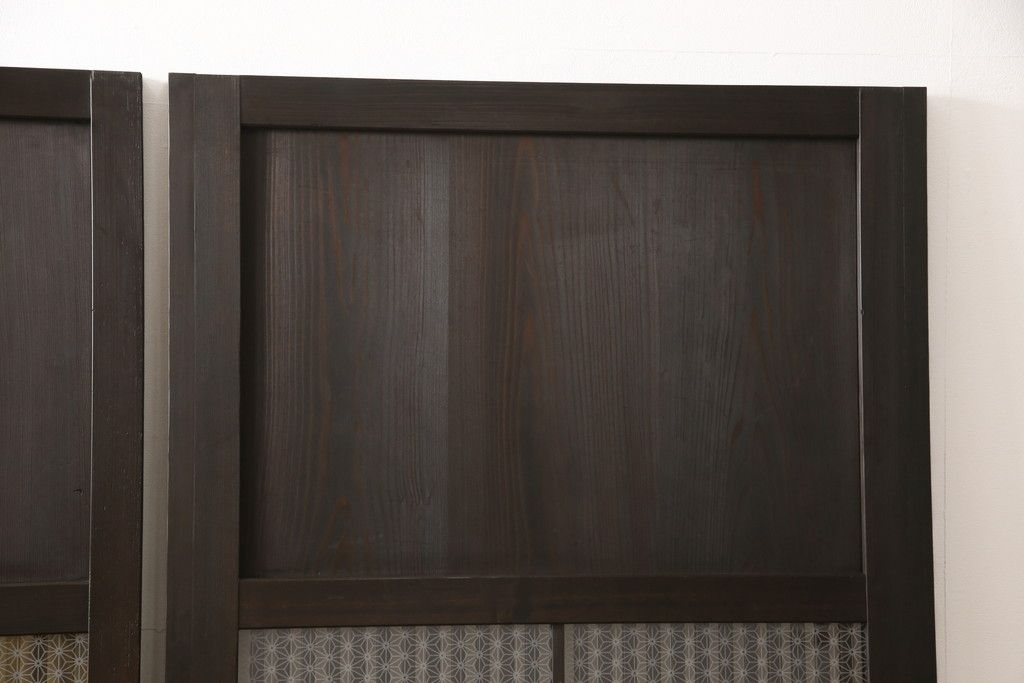 格子帯戸3枚をリペア&カスタム!ご希望に合わせてリサイズし、収納用の開き戸として加工。既存引手は埋め木処理し、ガラスは当店オリジナルの麻の葉紋様ガラスへ交換。剥離処理は行わず色味は当店商品を参考に着色。(板戸、建具、引き戸)