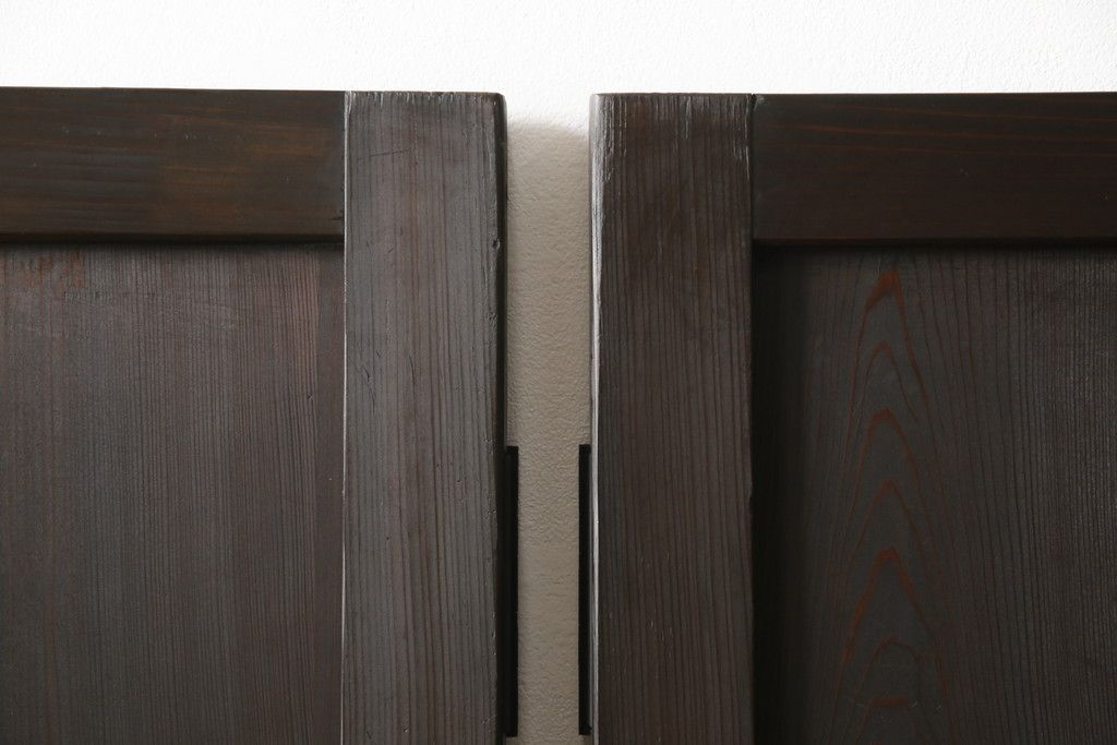 格子帯戸3枚をリペア&カスタム!ご希望に合わせてリサイズし、収納用の開き戸として加工。既存引手は埋め木処理し、ガラスは当店オリジナルの麻の葉紋様ガラスへ交換。剥離処理は行わず色味は当店商品を参考に着色。(板戸、建具、引き戸)