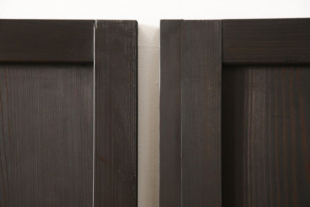 格子帯戸3枚をリペア&カスタム!ご希望に合わせてリサイズし、収納用の開き戸として加工。既存引手は埋め木処理し、ガラスは当店オリジナルの麻の葉紋様ガラスへ交換。剥離処理は行わず色味は当店商品を参考に着色。(板戸、建具、引き戸)