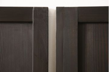 格子帯戸3枚をリペア&カスタム!ご希望に合わせてリサイズし、収納用の開き戸として加工。既存引手は埋め木処理し、ガラスは当店オリジナルの麻の葉紋様ガラスへ交換。剥離処理は行わず色味は当店商品を参考に着色。(板戸、建具、引き戸)