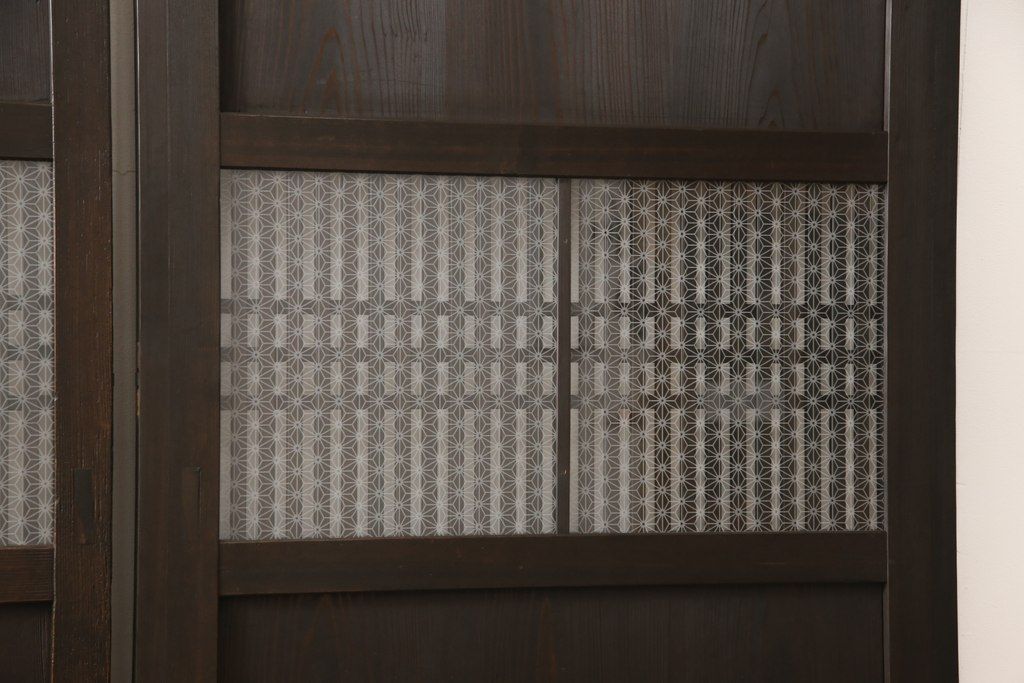 格子帯戸3枚をリペア&カスタム!ご希望に合わせてリサイズし、収納用の開き戸として加工。既存引手は埋め木処理し、ガラスは当店オリジナルの麻の葉紋様ガラスへ交換。剥離処理は行わず色味は当店商品を参考に着色。(板戸、建具、引き戸)