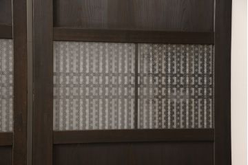 格子帯戸3枚をリペア&カスタム!ご希望に合わせてリサイズし、収納用の開き戸として加工。既存引手は埋め木処理し、ガラスは当店オリジナルの麻の葉紋様ガラスへ交換。剥離処理は行わず色味は当店商品を参考に着色。(板戸、建具、引き戸)