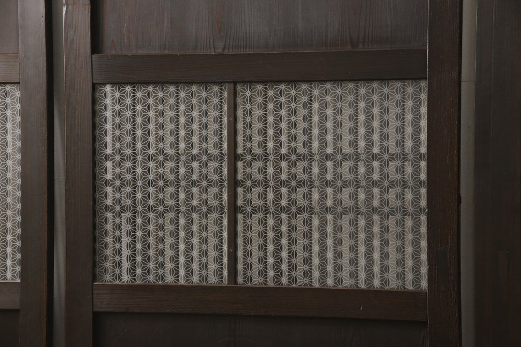 格子帯戸3枚をリペア&カスタム!ご希望に合わせてリサイズし、収納用の開き戸として加工。既存引手は埋め木処理し、ガラスは当店オリジナルの麻の葉紋様ガラスへ交換。剥離処理は行わず色味は当店商品を参考に着色。(板戸、建具、引き戸)