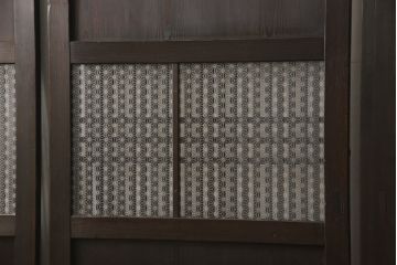 格子帯戸3枚をリペア&カスタム!ご希望に合わせてリサイズし、収納用の開き戸として加工。既存引手は埋め木処理し、ガラスは当店オリジナルの麻の葉紋様ガラスへ交換。剥離処理は行わず色味は当店商品を参考に着色。(板戸、建具、引き戸)