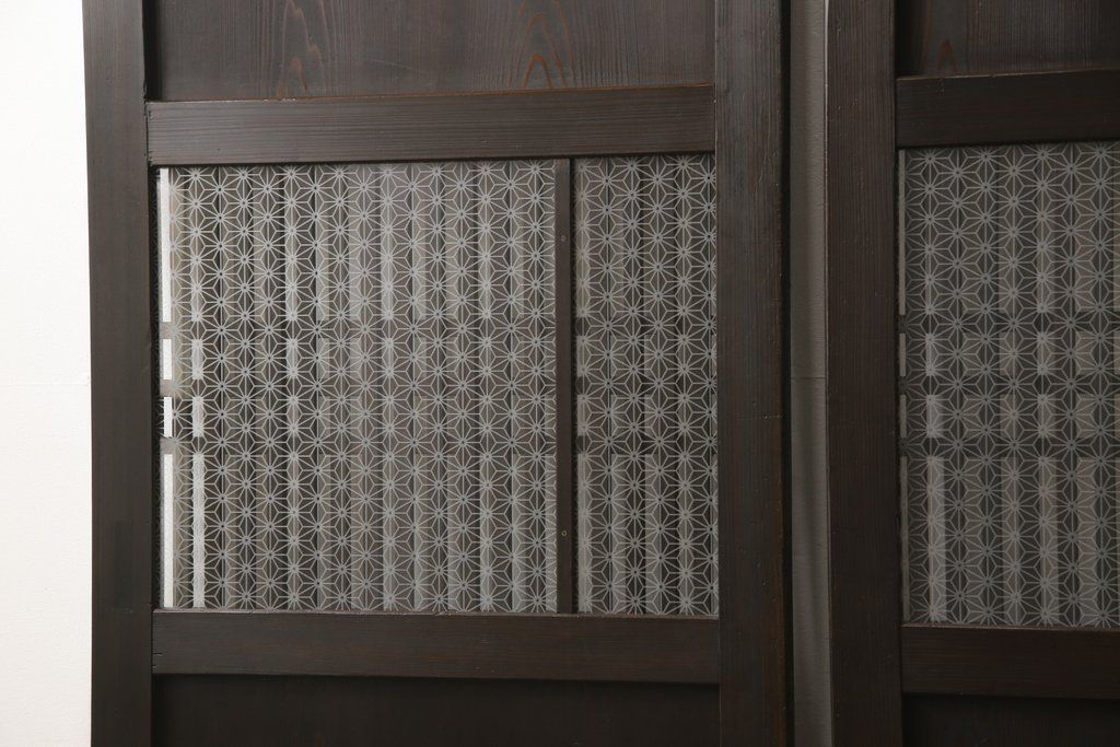 格子帯戸3枚をリペア&カスタム!ご希望に合わせてリサイズし、収納用の開き戸として加工。既存引手は埋め木処理し、ガラスは当店オリジナルの麻の葉紋様ガラスへ交換。剥離処理は行わず色味は当店商品を参考に着色。(板戸、建具、引き戸)