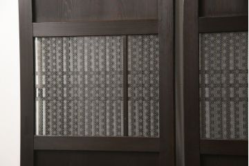 格子帯戸3枚をリペア&カスタム!ご希望に合わせてリサイズし、収納用の開き戸として加工。既存引手は埋め木処理し、ガラスは当店オリジナルの麻の葉紋様ガラスへ交換。剥離処理は行わず色味は当店商品を参考に着色。(板戸、建具、引き戸)