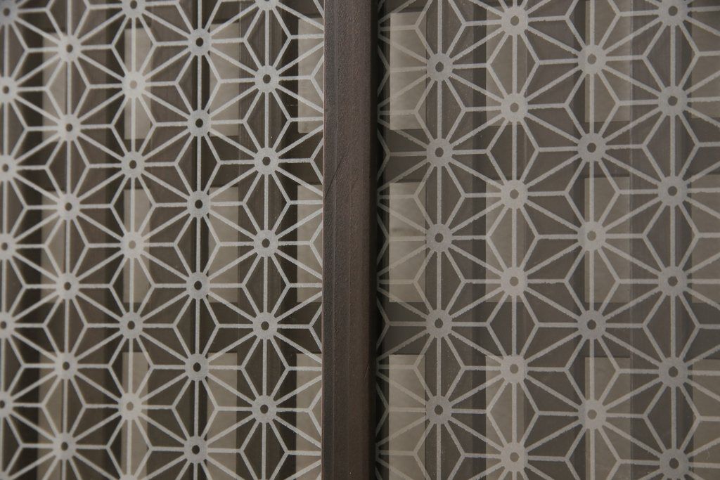 格子帯戸3枚をリペア&カスタム!ご希望に合わせてリサイズし、収納用の開き戸として加工。既存引手は埋め木処理し、ガラスは当店オリジナルの麻の葉紋様ガラスへ交換。剥離処理は行わず色味は当店商品を参考に着色。(板戸、建具、引き戸)