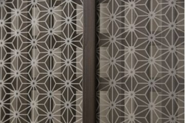 格子帯戸3枚をリペア&カスタム!ご希望に合わせてリサイズし、収納用の開き戸として加工。既存引手は埋め木処理し、ガラスは当店オリジナルの麻の葉紋様ガラスへ交換。剥離処理は行わず色味は当店商品を参考に着色。(板戸、建具、引き戸)