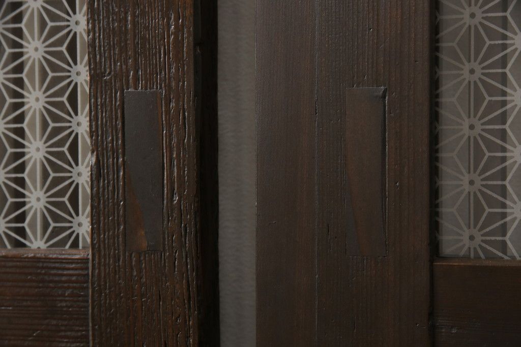 格子帯戸3枚をリペア&カスタム!ご希望に合わせてリサイズし、収納用の開き戸として加工。既存引手は埋め木処理し、ガラスは当店オリジナルの麻の葉紋様ガラスへ交換。剥離処理は行わず色味は当店商品を参考に着色。(板戸、建具、引き戸)